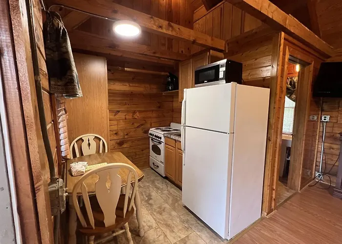 Cozy Cabin Hideaway Near Smoky Mountains